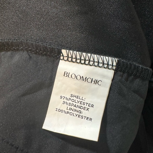 BloomChic Plain Pocket Pleated Cropped Pants - Picture 3 of 3